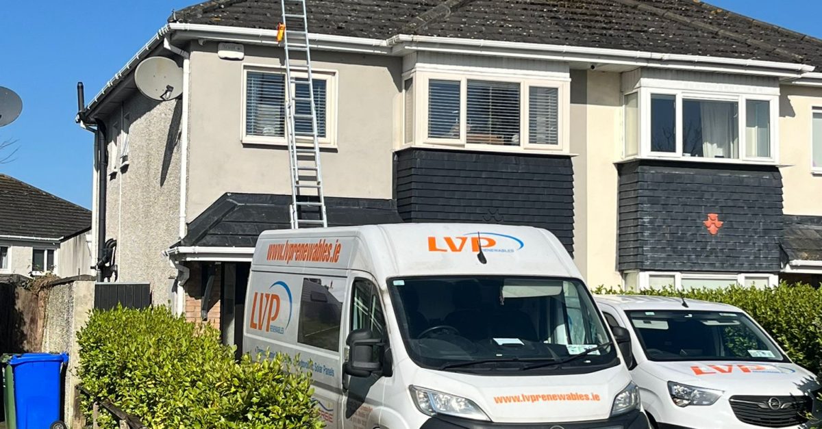 Thermodynamic solar panel water heater system